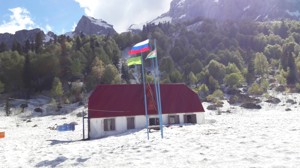 Фото приюта Фишт на маршруте 30 в мае, фото от СВ-Астур Фото приюта Фишт на маршруте 30 в мае, фото от СВ-Астур