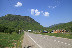 Хамышки фото. Посёлок и село Хамышки, слева от дороги гора Монах, справа гора Трезубец.