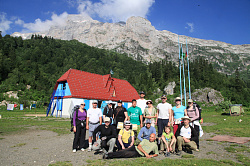 Группа туристов маршрута Знаменитая Тридцатка - легендарный маршрут 30. Группа туристов на фоне красивых гор.