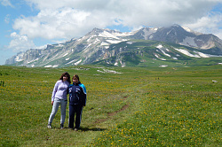 Эти девушки на фоне горы туристки маршрута Знаменитая Тридцатка