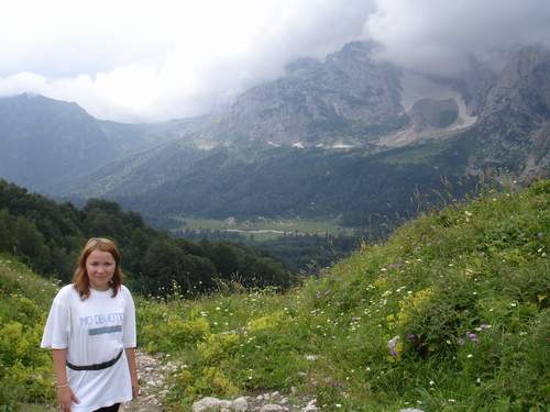 Девушка в горах на фоне горы Фишт