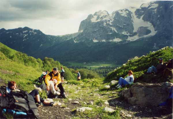 Маршрут знаменитая Тридцатка, туристы маршрута 30 на покорённом перевале, любуются видом на Фишт фото от СВ-Астур