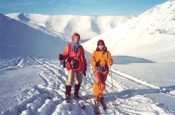 Девушки на лыжах в горах