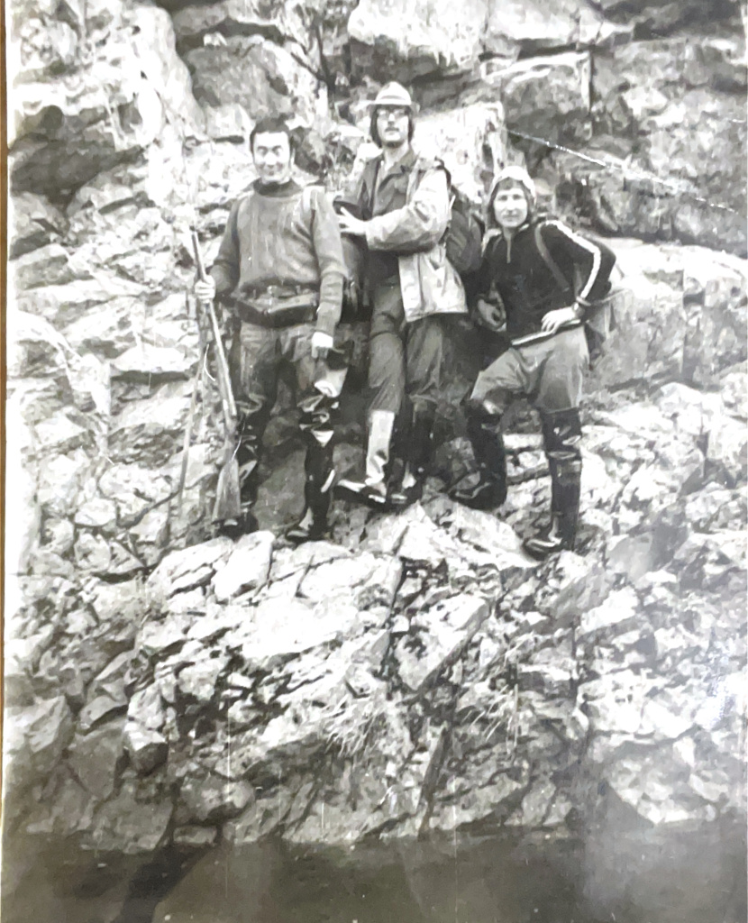 Строители БАМа в ыходные на берегу реки Беркакит