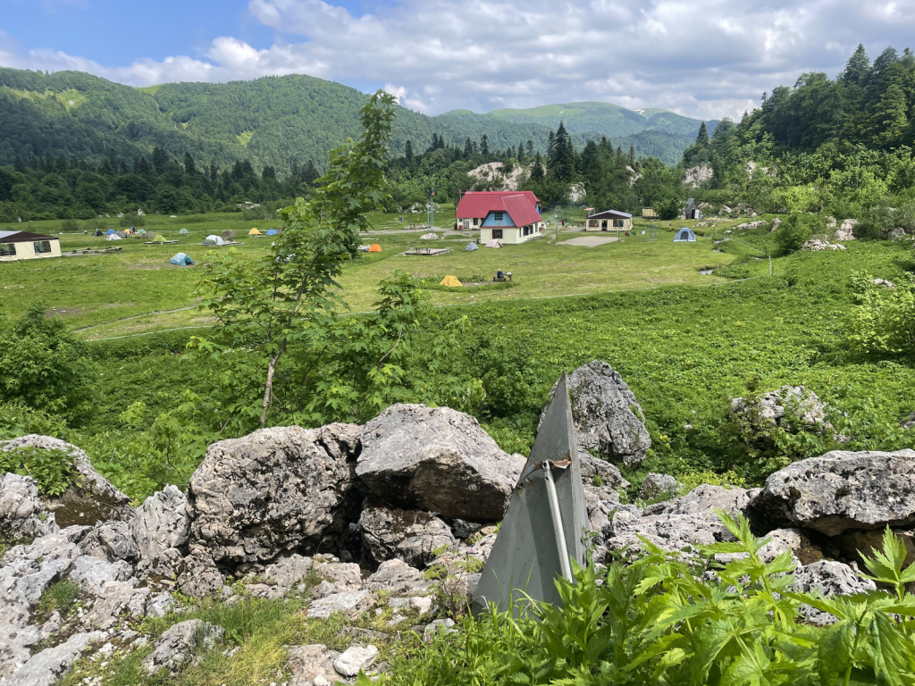 Памятники альпинистам и спасателям на приюте Фишт в горах Кавказа
