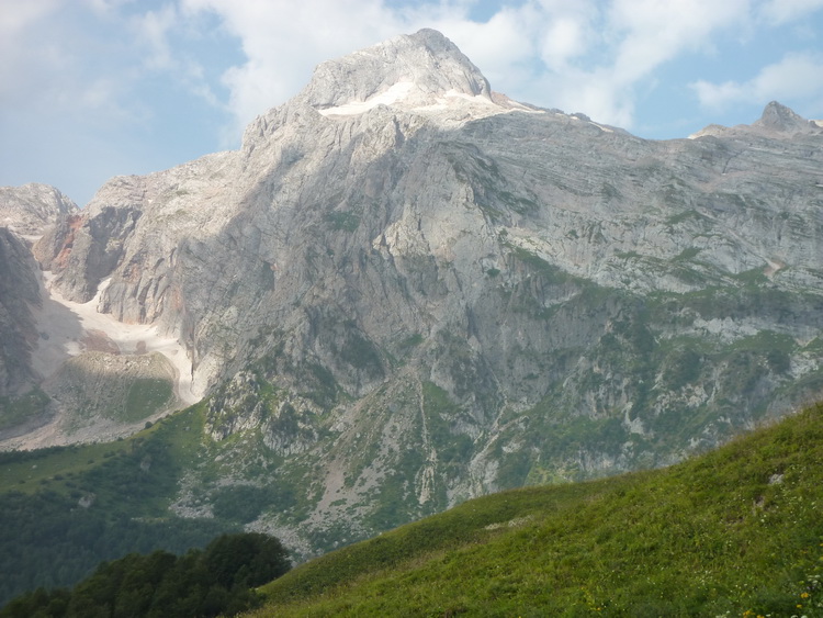 Гора Фишт входит в состав главного кавказского хребта