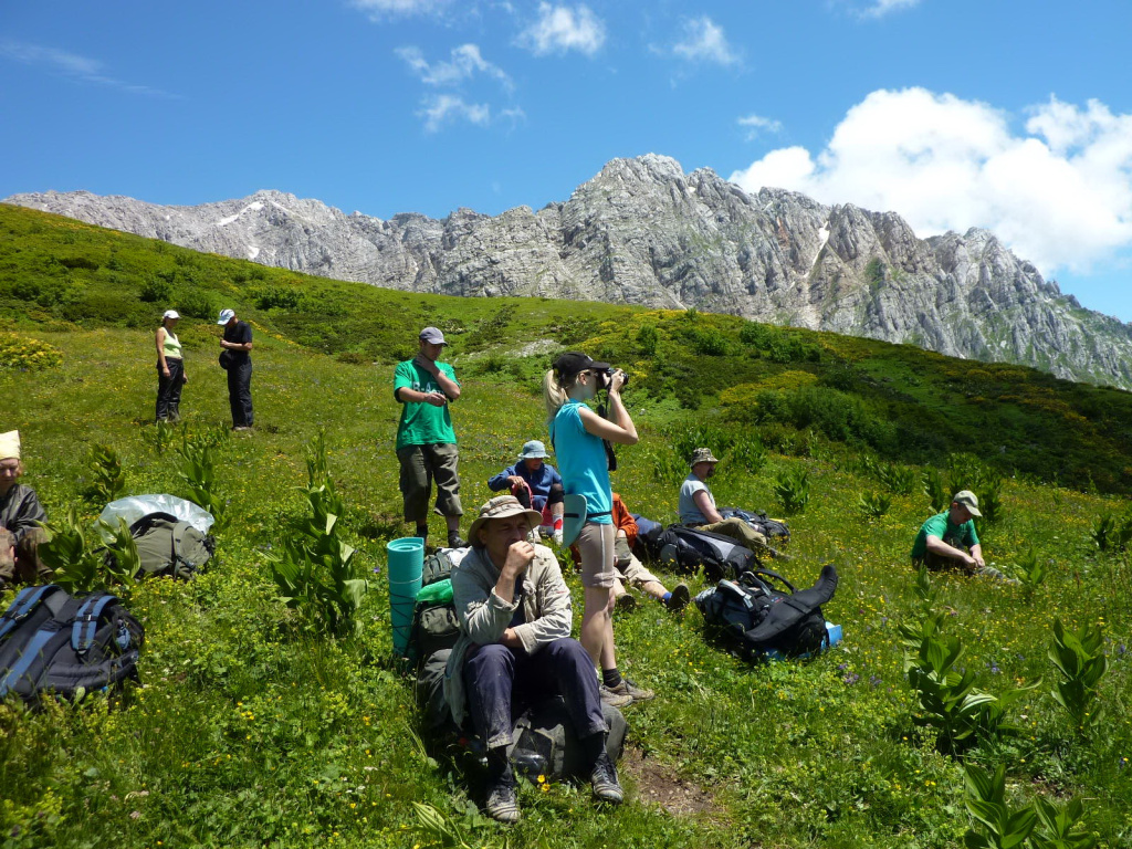 Туристский привал в походе, маршрут 30 через горы к морю