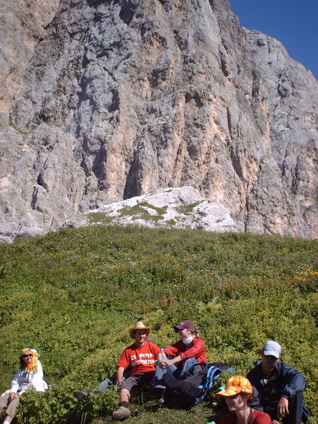Туристы маршрута 30 на фоне  горных вершин в походе