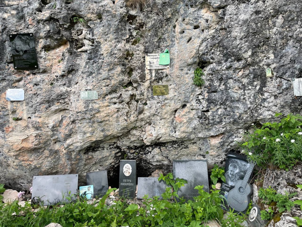 Мемориал на приюте Фишт, памятники погибшим альпинистам и спасателям