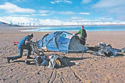 Лагерь у озера на водоразделе рек Музлук и Улугхэ (высота 4800 м)