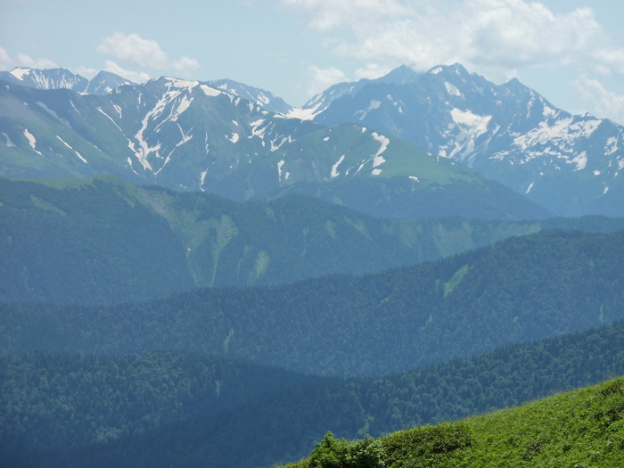 Панорамный вид гор на маршруте 30 через горы к морю