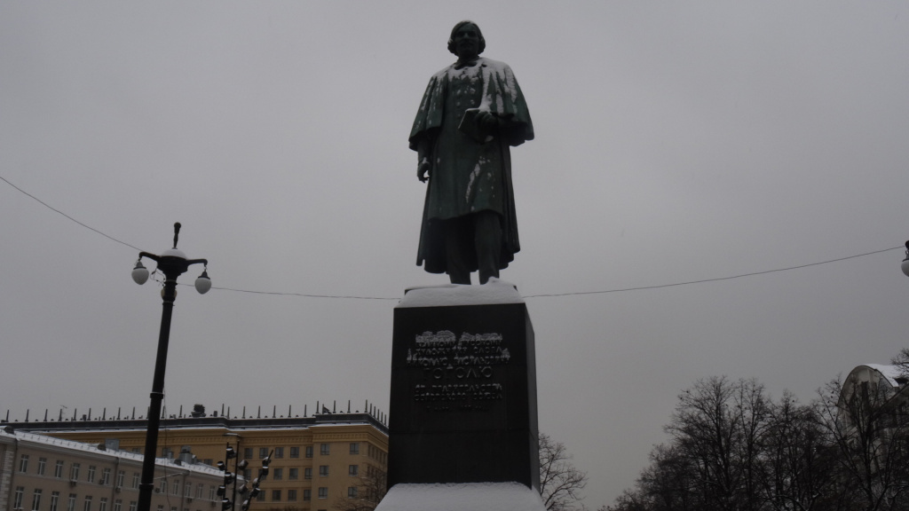 Памятник Гоголю на Арбатской площади в Москве, фото от СВ-Астур