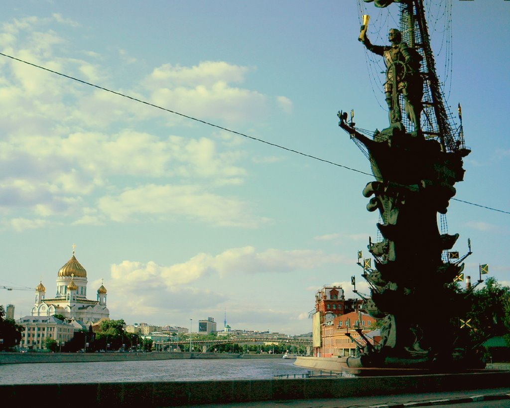 Москва изменения. Храм Христа Спасителя и памятник Петру 1. Храм Христа Спасителя в Москве памятник Петру. Памятник Петру на фоне храм Христа Спасителя. Памятник Петру 1 в Москве на Москве реке и дом Малахова.