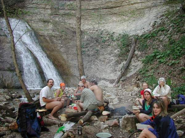Туристы у водопада в горах Адыгеи