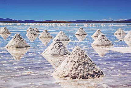Боливия. На озере Уюни добывают соль