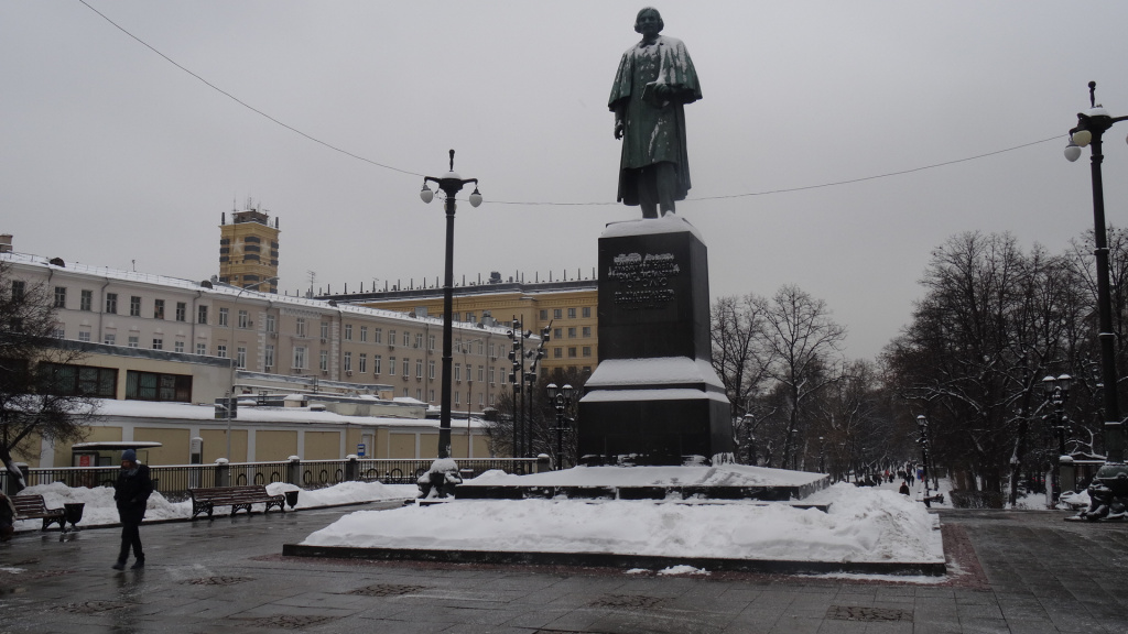 Памятник Гоголю на Арбатской площади в Москве, фото от СВ-Астур