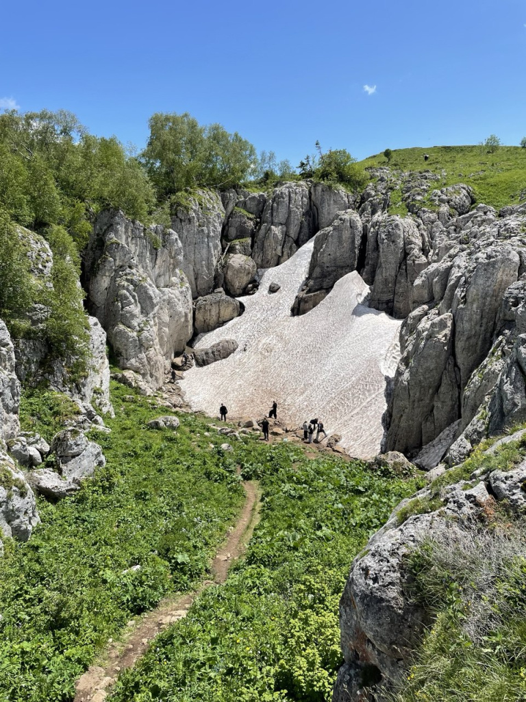 Лагонаки карстовая воронка