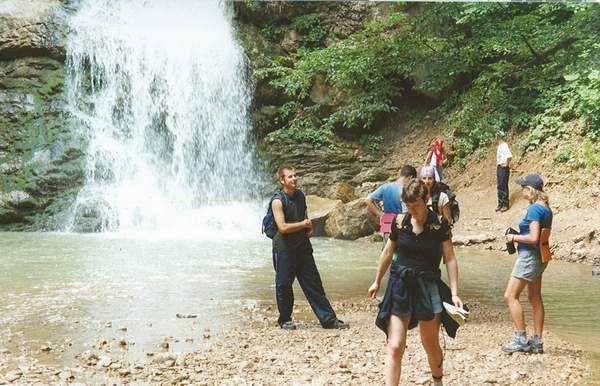 Туристы у водопада в Адыгее