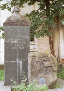 Памятник Альпинисту. Памятник М. Хергиани в Местии