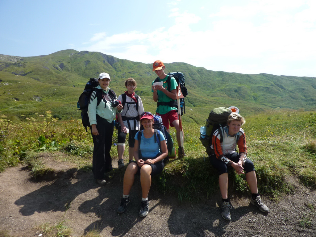 Девушки в походе на маршруте 30 тур через горы к морю поход