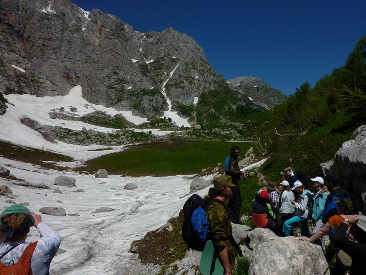 Туристы маршрута 30 на малом леднике горы Фишт
