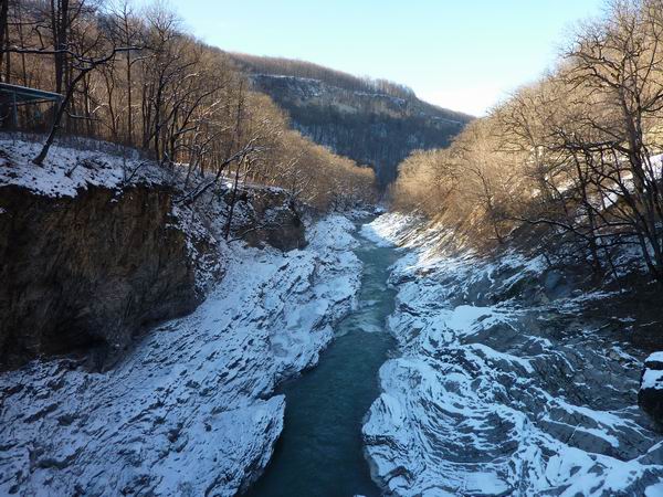 Зимняя река, в горах Адыгеи