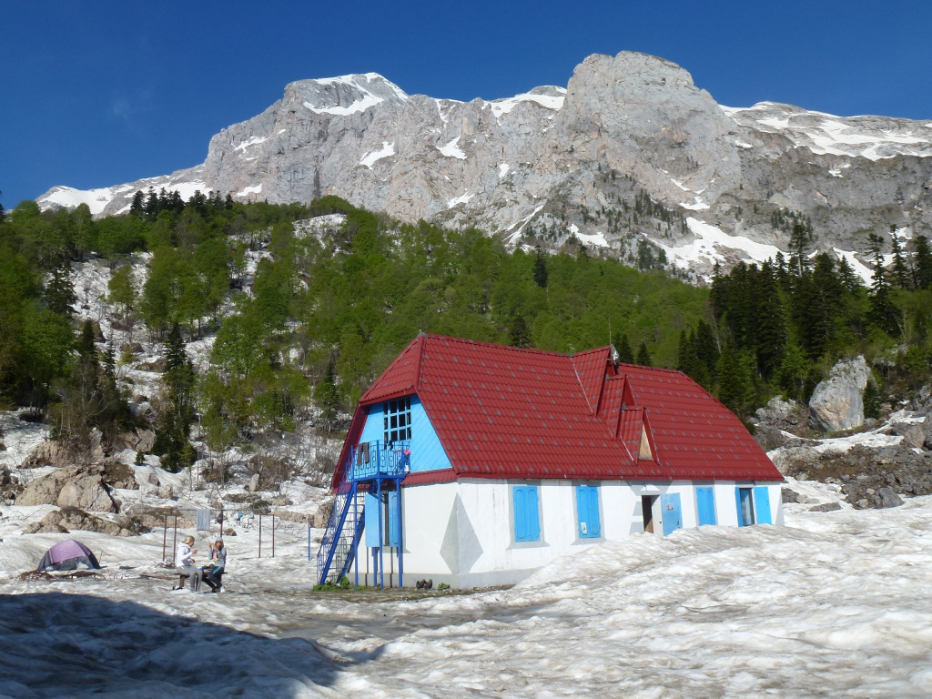Приют и гора Фишт в мае, фото от СВ-Астур