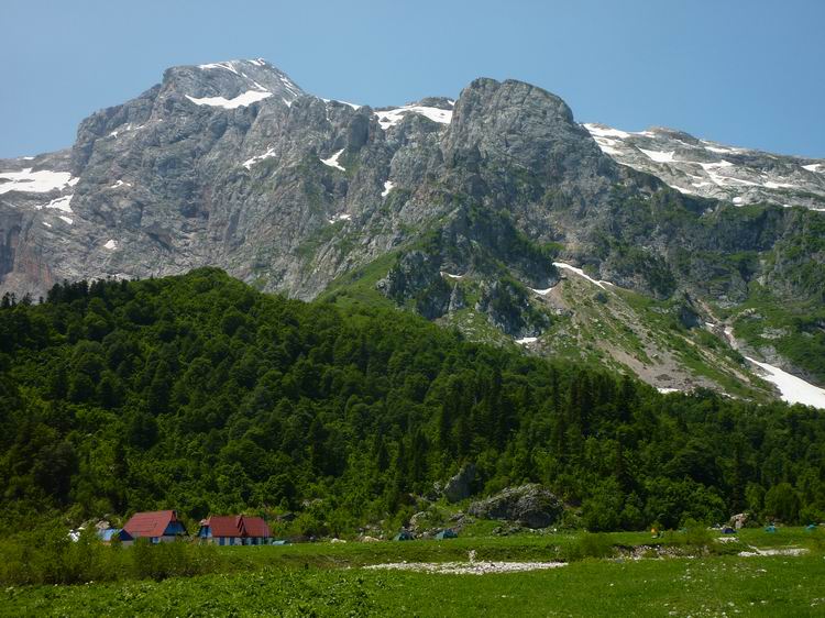 Фиштинская горная поляна на маршруте 30 через горы к морю