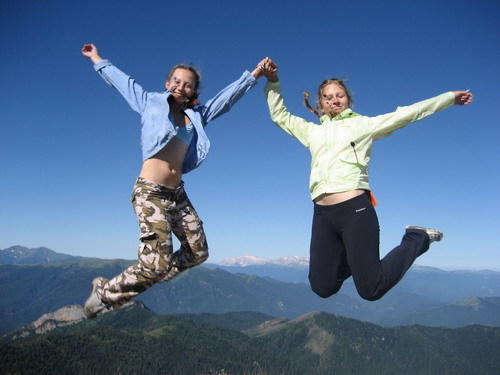 Счастливые девушки в горах, активный отдых