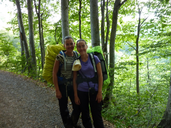 Девушки туристки в лесу, маршрут 30