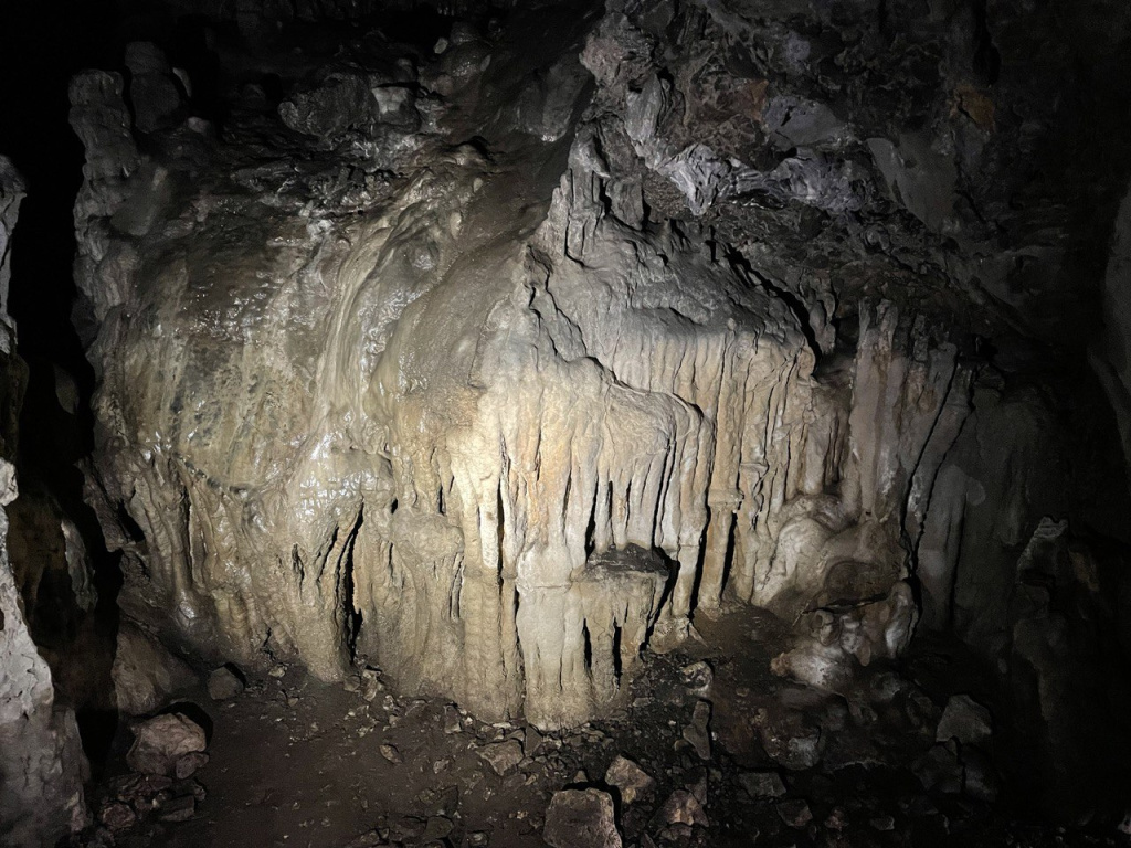 Пещера Озерная - сталактиты и сталогмиты