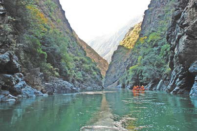 Китай - горная река в Китае. Над водопадом Артобстрел