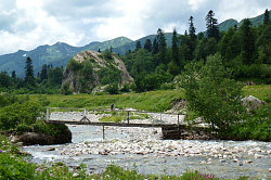 Горный пейзаж на маршруте 30 через горы к морю