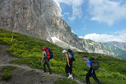 Туристы в горном походе, маршрут 30 через горы к морю пеший тур