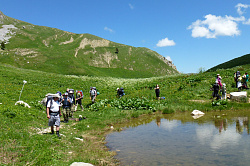 Это горный поход летом Знаменитая Тридцатка - легендарный маршрут 30. Поход через горы к морю с лёгким рюкзаком на юге России в Краснодарском крае.