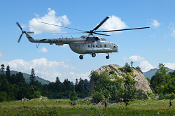Это вертолет в горах фото на юге России на туристическом маршруте Знаменитая Тридцатка - легендарный маршрут 30 через горы к морю - комфорт.