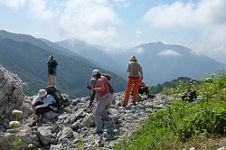 Туристы на маршруте 30 тур поход через горы к морю Тридцатка