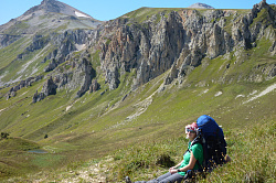 Девушка с рюкзаком в горах, маршрут 30-ка через горы к морю тур поход