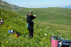 Девушка в походе через горы к морю маршрут 30 пеший турпоход