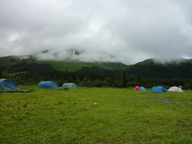 Отдых на природе с палатками фото от СВ-Астур. Интересный и активный туристический отдых на природе в горах с палатками в России
