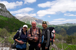 Борис Вислогузов с туристами фото на маршруте 30 поход через горы к морю