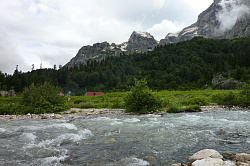 Пейзаж с горной рекой, маршрут 30 тур поход через горы к морю