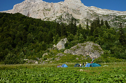 Палатки в горах, 30 тур маршрут поход через горы к морю Тридцатка пеший маршрут