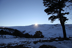Это закат зимой в горном курорте Хаджох на Юге России в Адыгее. Зимний закат солнца на горном плато Лагонаки. С этого места начинается тур Знаменитая Тридцатка - легендарный тридцатый маршрут 
