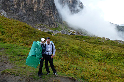 Девушка и парень в походе на маршруте 30 с рюкзаками, поход через горы к морю