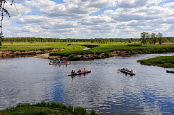 Пейзаж с людьми - туристами