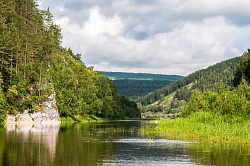 Скалистые берега реки