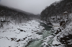 Фото горной реки летом и зимой.