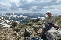 Девушка в горах весной