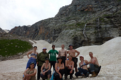 Группа туристов в горах, маршрут 30-ка через горы к морю тур поход